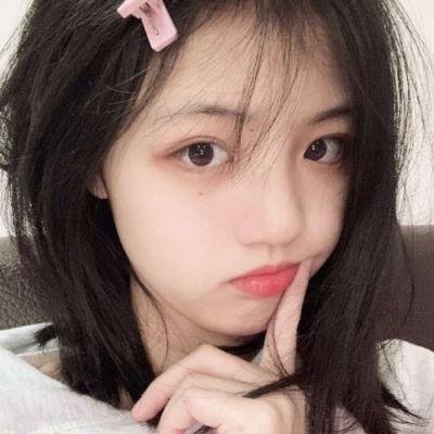 戴流苏耳环的少女